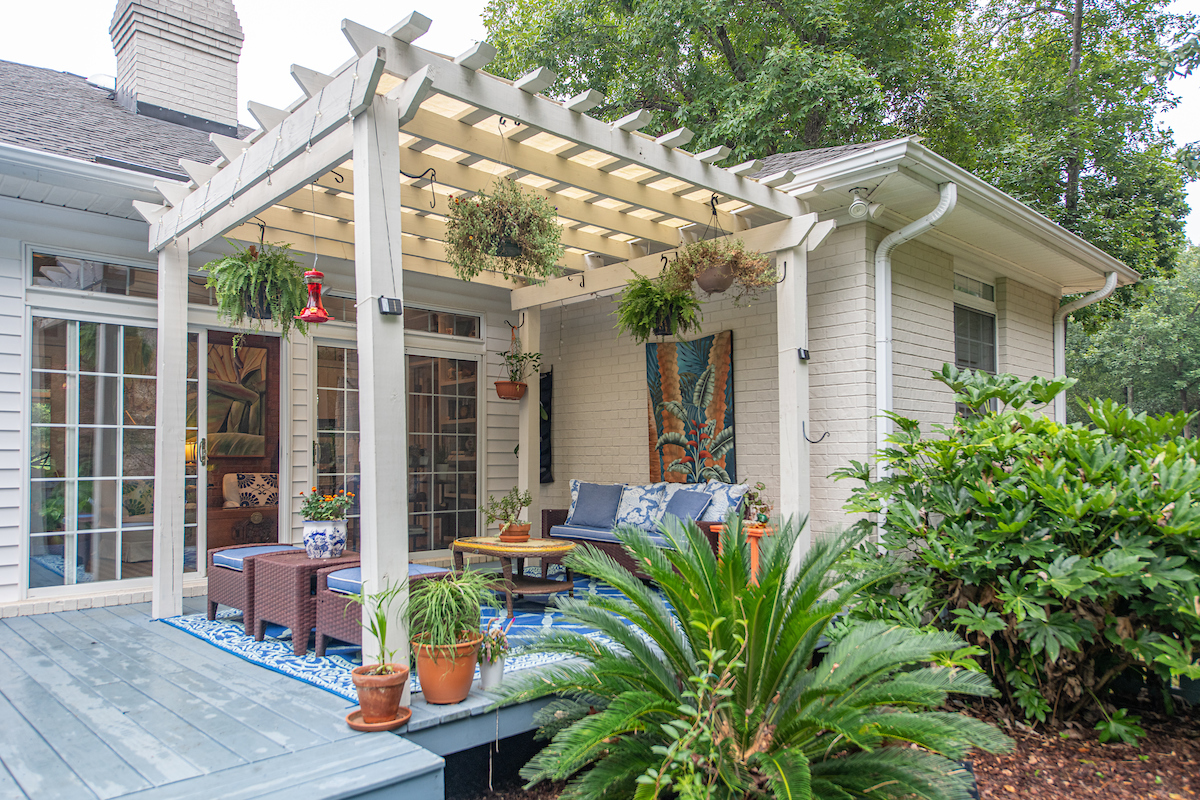 pool house kitchen